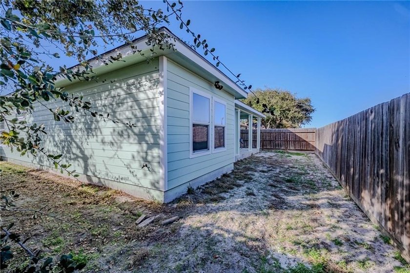 This stylishly crafted home in desirable Sea Oaks Village - photo 36