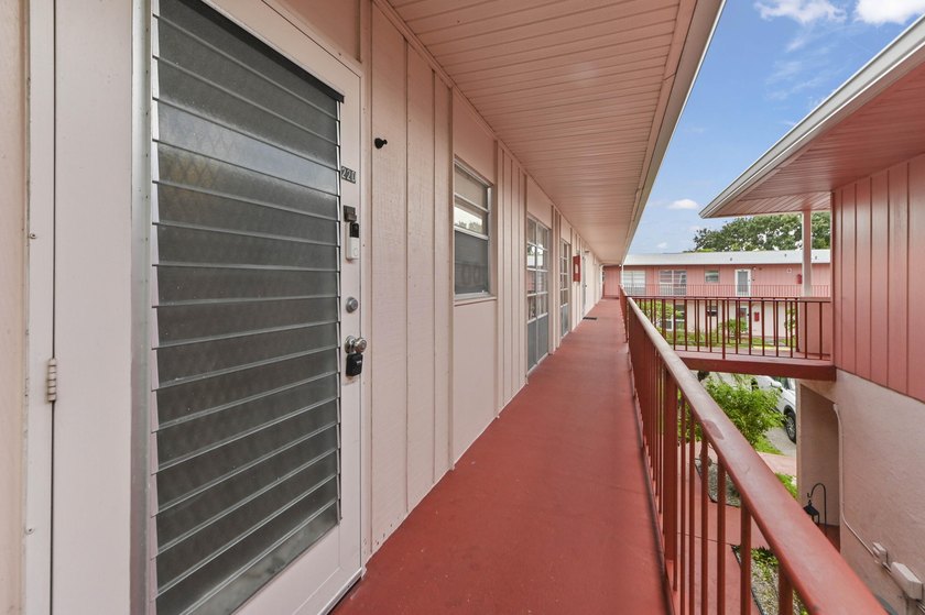 Welcome to this charming corner/end-unit condominium in Golfs - photo 2