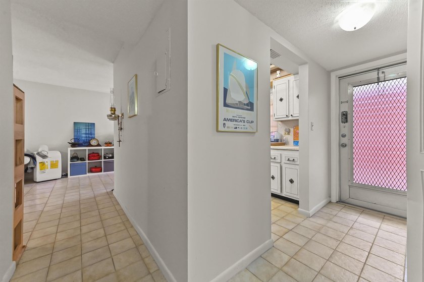 Welcome to this charming corner/end-unit condominium in Golfs - photo 3