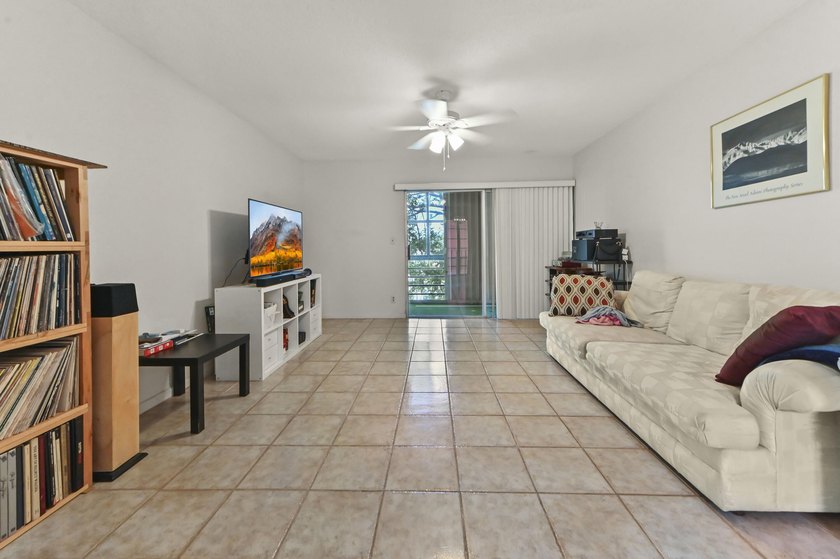 Welcome to this charming corner/end-unit condominium in Golfs - photo 4