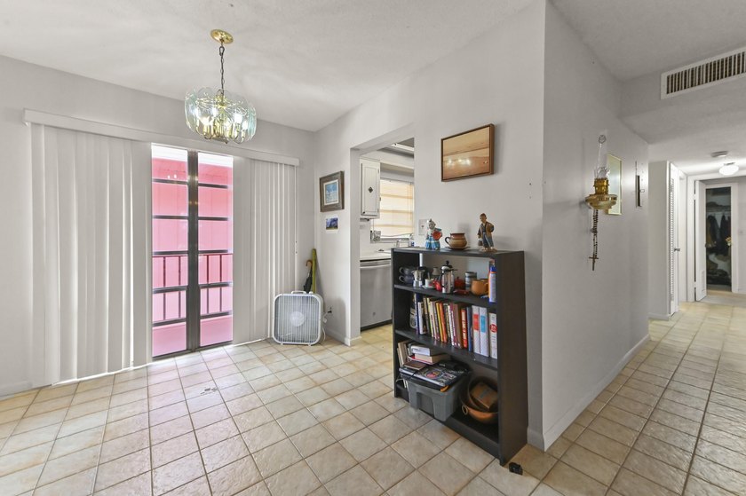 Welcome to this charming corner/end-unit condominium in Golfs - photo 8