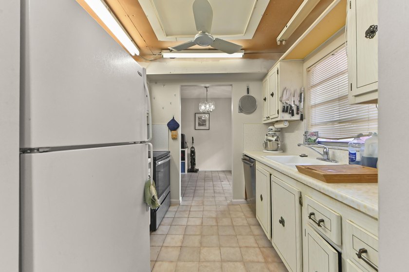 Welcome to this charming corner/end-unit condominium in Golfs - photo 9