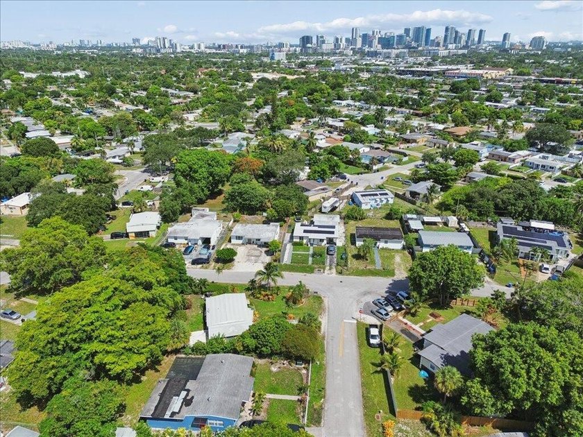 Looking for a 4-bedroom home with no HOA and an oversized lot - photo 6
