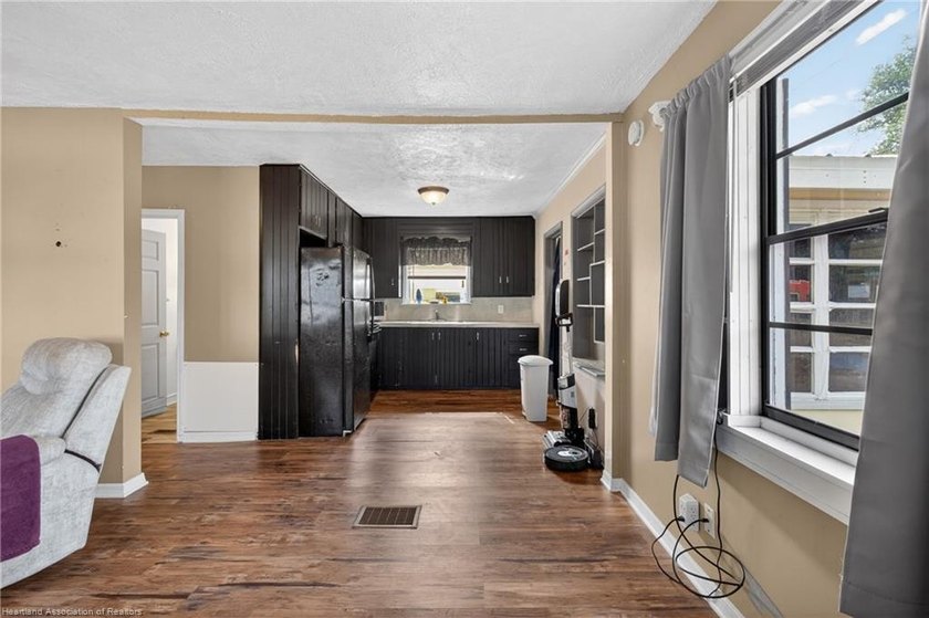 Charming 2-bedroom, 1-bath home conveniently located near - photo 15