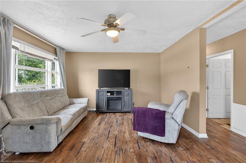 Charming 2-bedroom, 1-bath home conveniently located near - photo 16