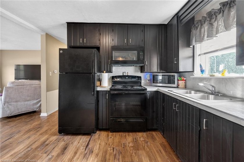 Charming 2-bedroom, 1-bath home conveniently located near - photo 19