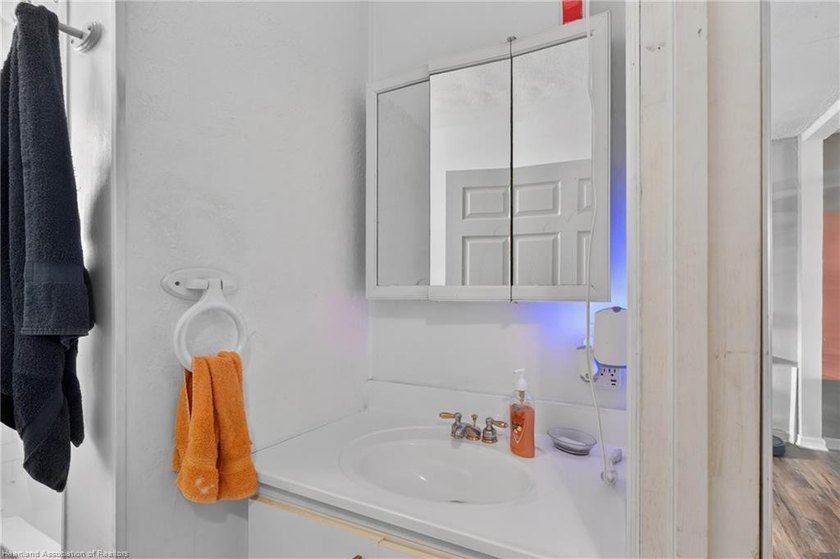 Charming 2-bedroom, 1-bath home conveniently located near - photo 21