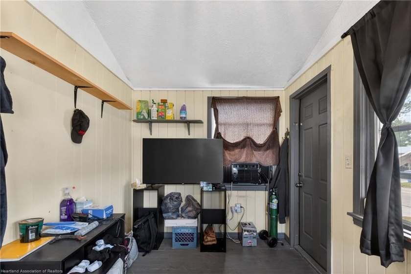 Charming 2-bedroom, 1-bath home conveniently located near - photo 26