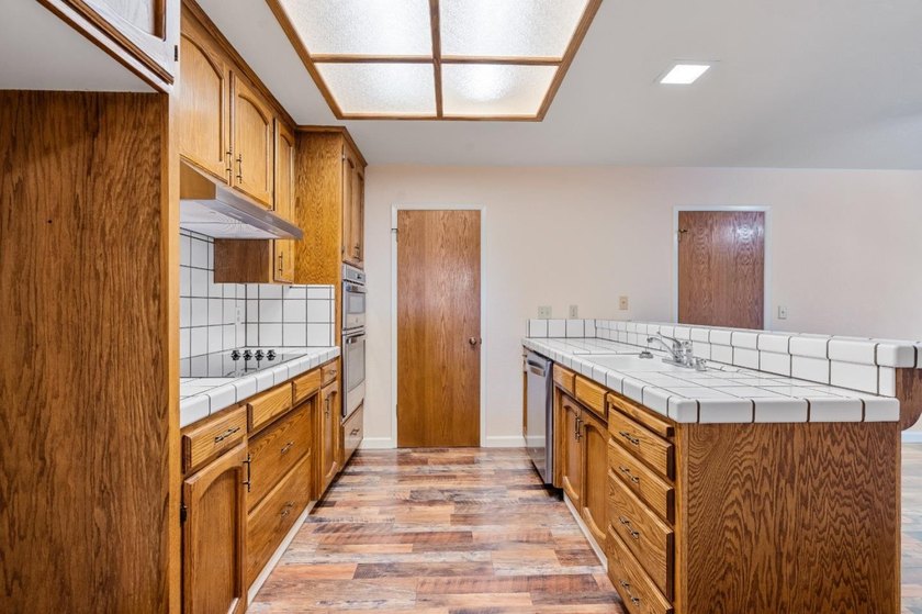 Rare, single story *Bluff* townhouse with incredible Southside - photo 9