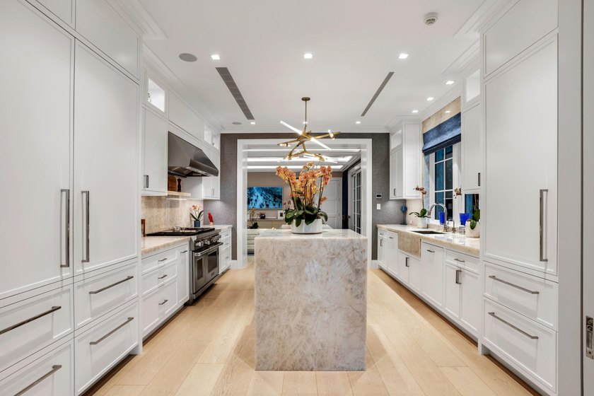 A rare opportunity to purchase a one of a kind 8,645 sq. ft - photo 9