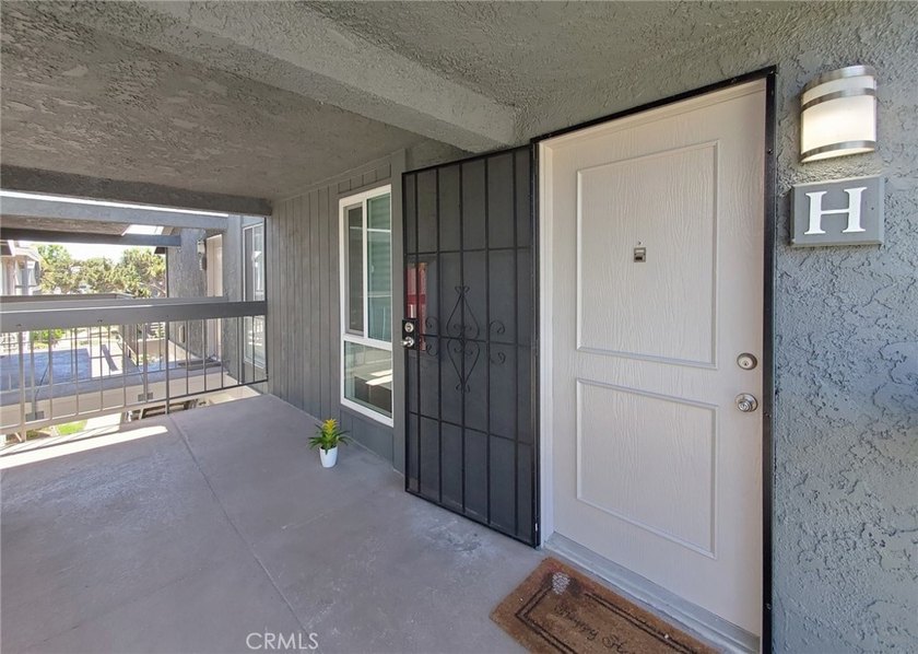 Welcome Home to 2835 S Fairview #H. This Beautifully Upgraded - photo 23