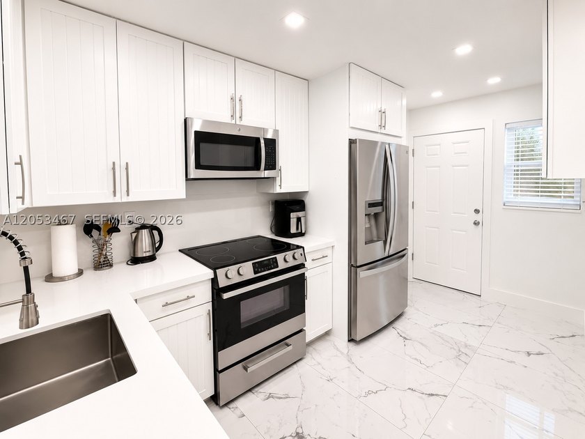 Beautifully remodeled 2-bedroom + den, 2-bath residence has the - photo 2