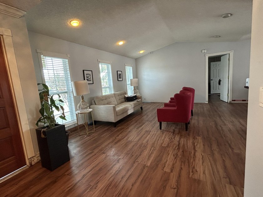 Spacious 3-Bedroom Pool Home in Desirable La Mancha - No HOA! - photo 4