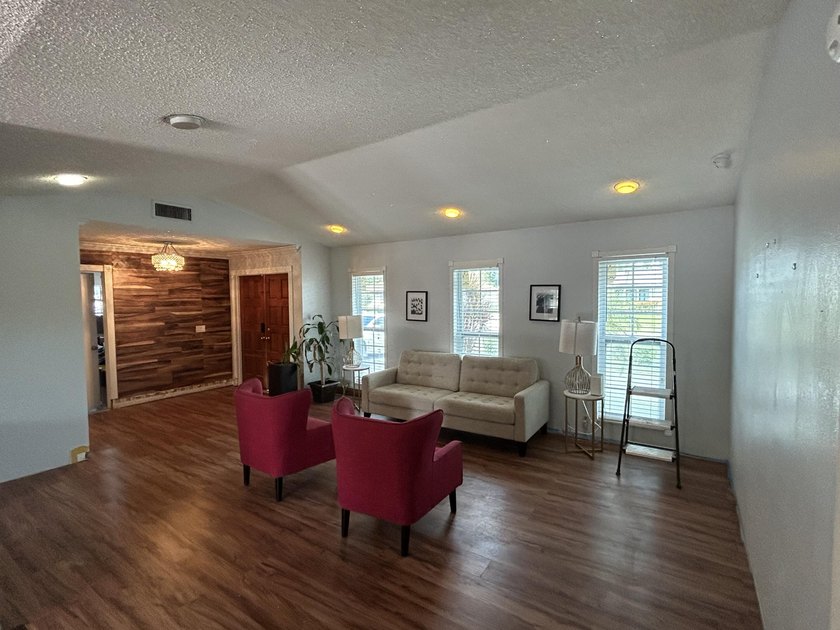 Spacious 3-Bedroom Pool Home in Desirable La Mancha - No HOA! - photo 7