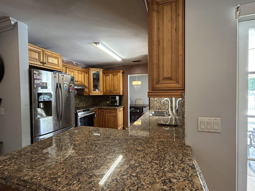 Spacious 3-Bedroom Pool Home in Desirable La Mancha - No HOA! - photo 9