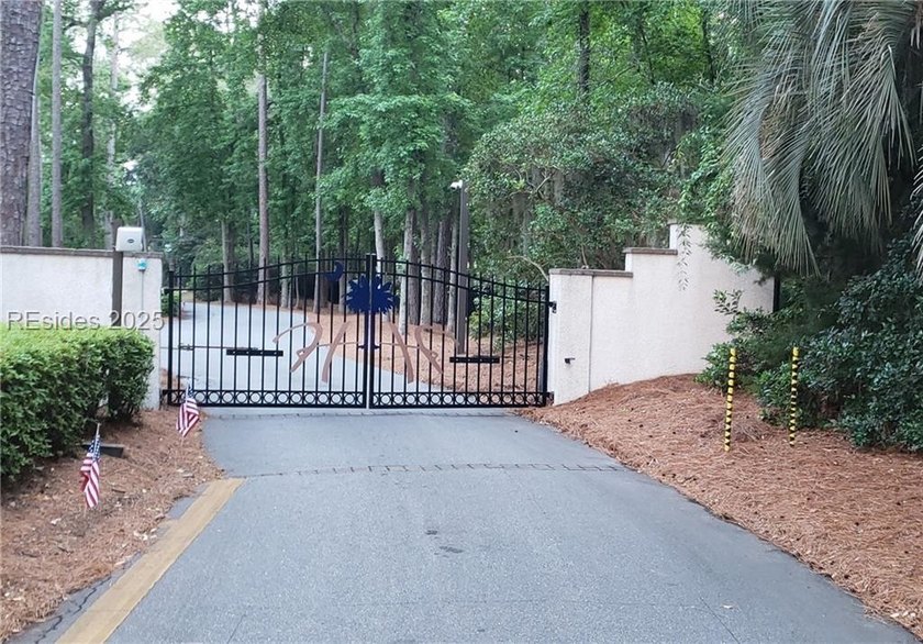This gorgeous RV lot has a paver pad with a hardscape wall and - photo 15