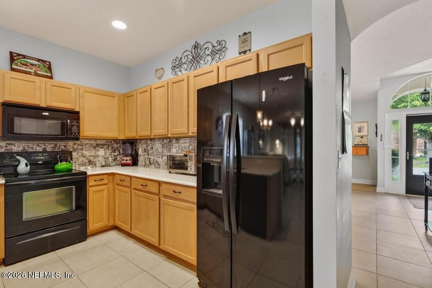 Welcome home to this beautifully maintained 4-bedroom, 2-bath - photo 10