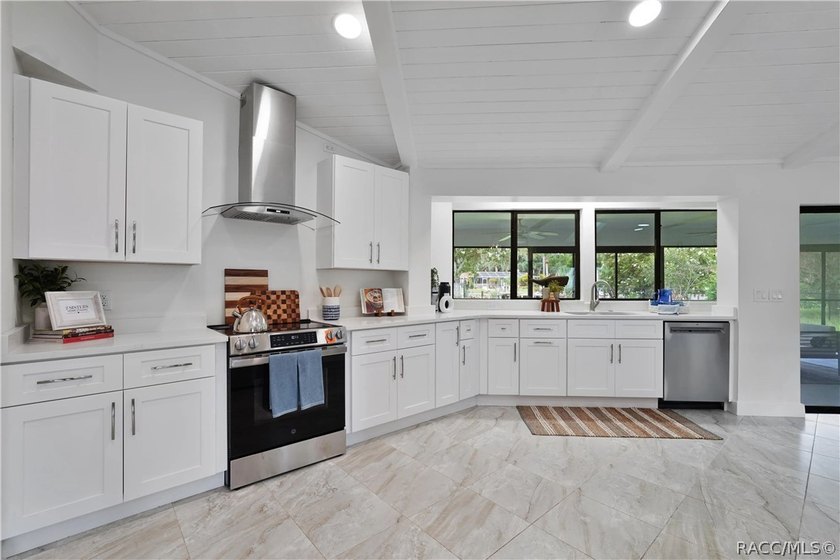 Experience the Ultimate Florida lifestyle in this stunning - photo 10