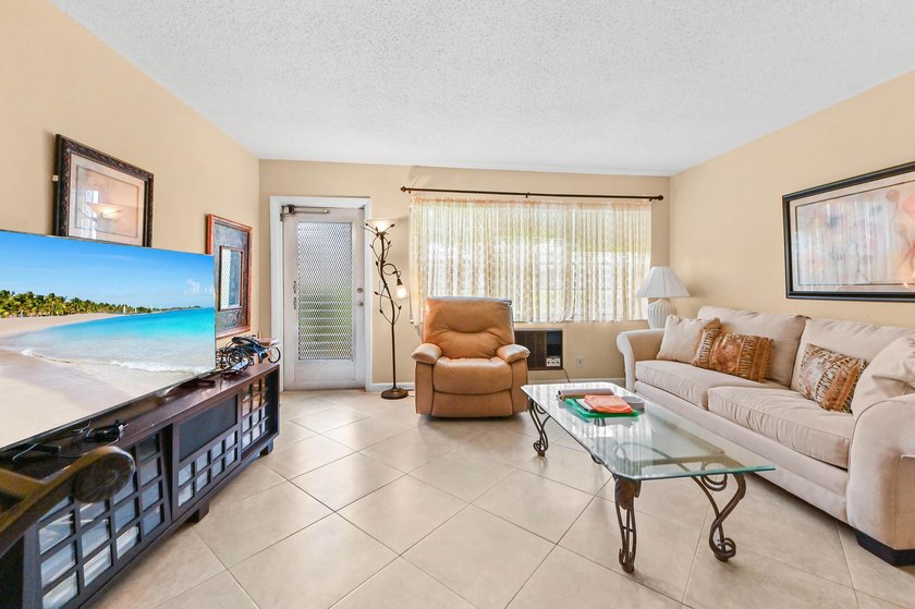Welcome to this practical one-bedroom, one-bathroom condominium - photo 4