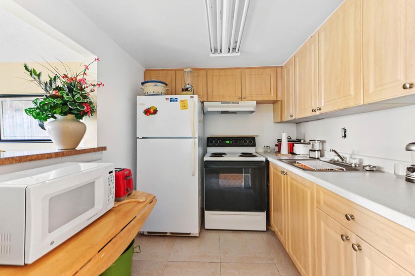 Welcome to this practical one-bedroom, one-bathroom condominium - photo 7