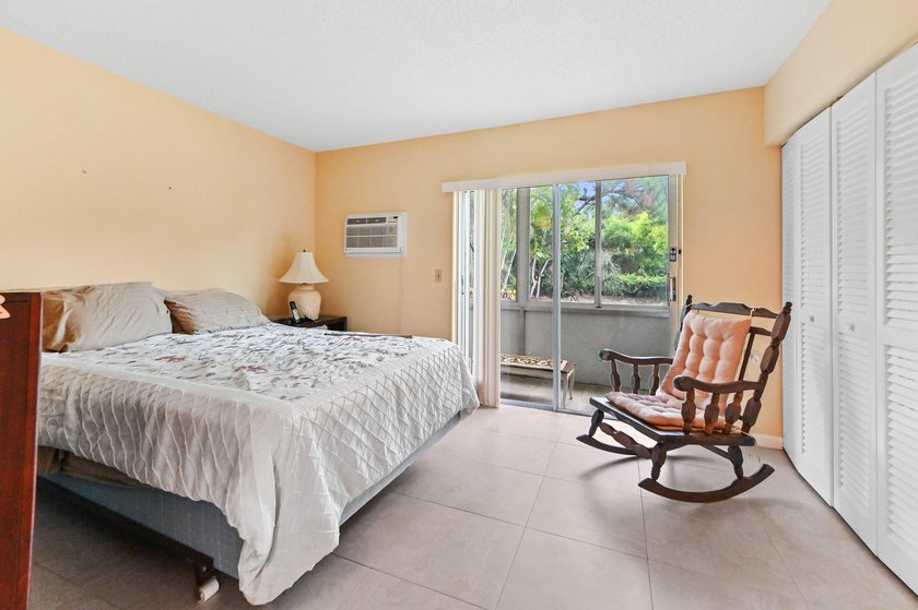Welcome to this practical one-bedroom, one-bathroom condominium - photo 8