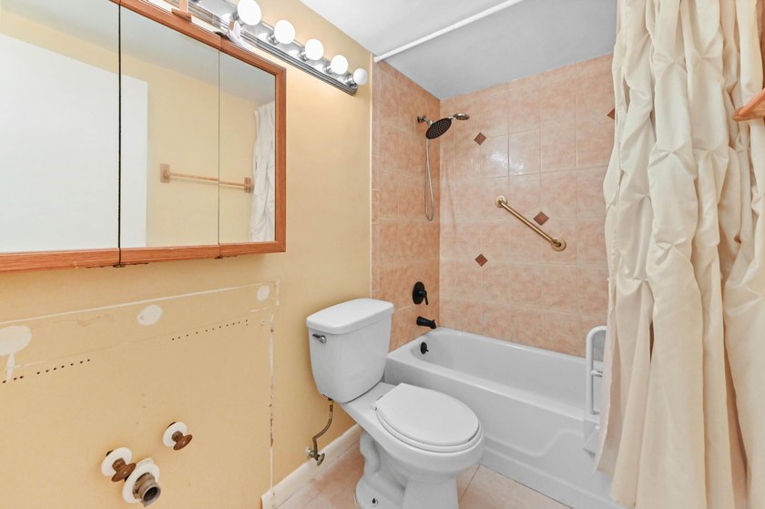 Welcome to this practical one-bedroom, one-bathroom condominium - photo 10
