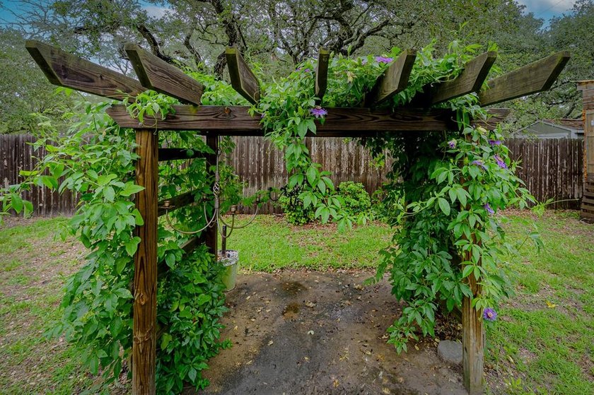Welcome to this beautifully updated coastal rambler, where - photo 11