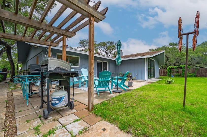 Welcome to this beautifully updated coastal rambler, where - photo 14