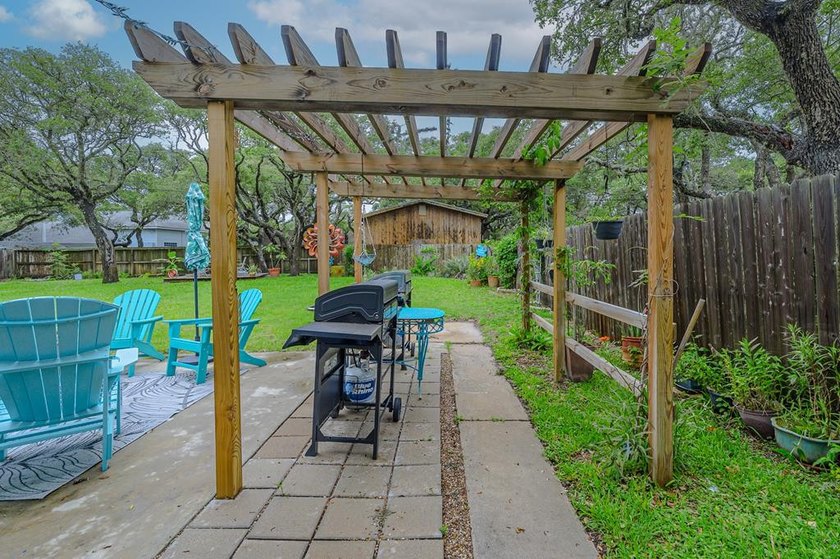 Welcome to this beautifully updated coastal rambler, where - photo 15