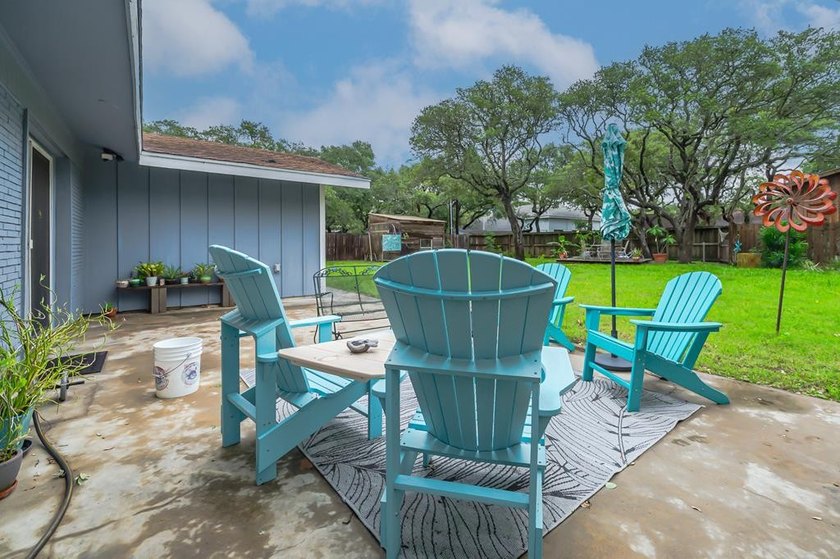 Welcome to this beautifully updated coastal rambler, where - photo 16