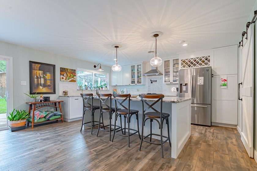Welcome to this beautifully updated coastal rambler, where - photo 18