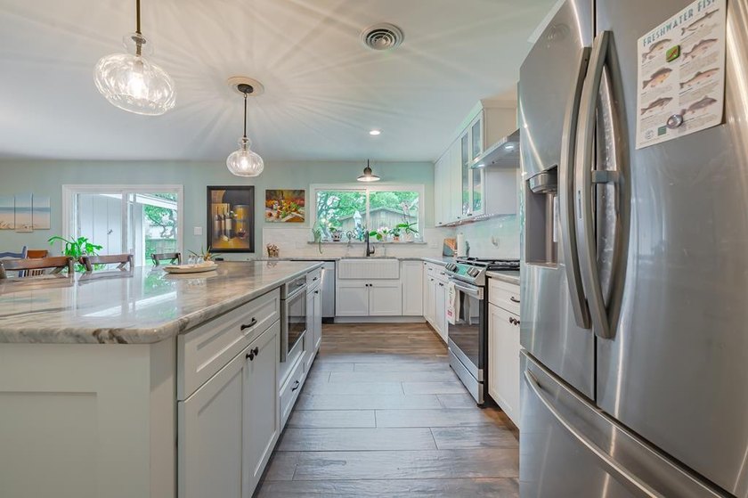 Welcome to this beautifully updated coastal rambler, where - photo 19