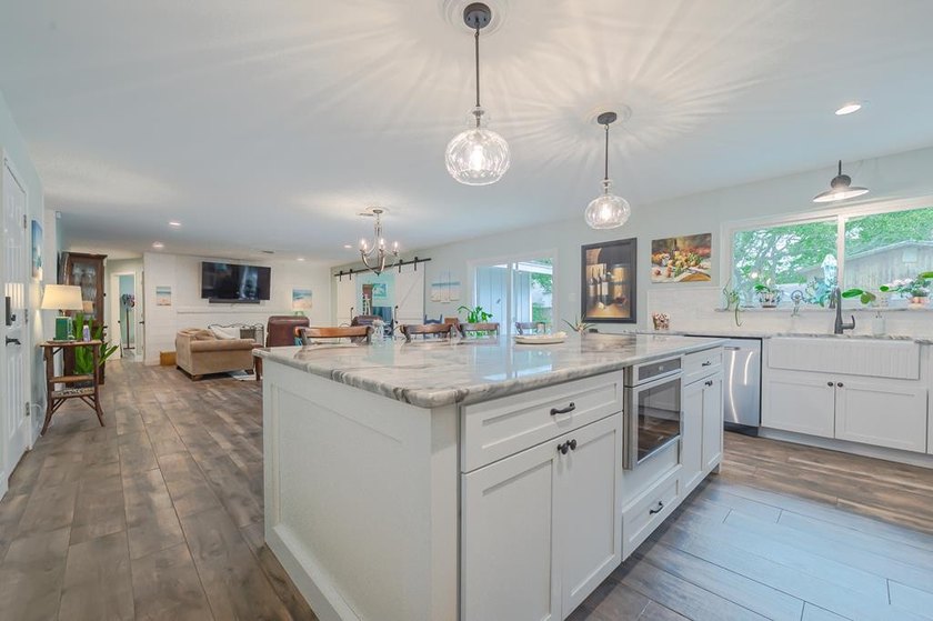 Welcome to this beautifully updated coastal rambler, where - photo 20