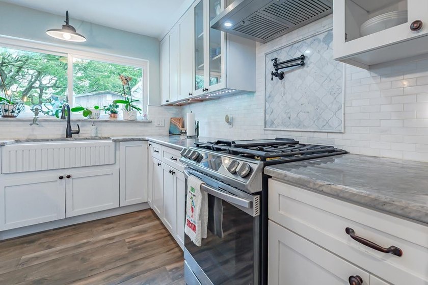 Welcome to this beautifully updated coastal rambler, where - photo 21