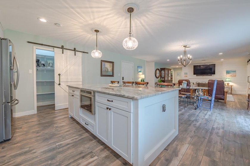 Welcome to this beautifully updated coastal rambler, where - photo 23