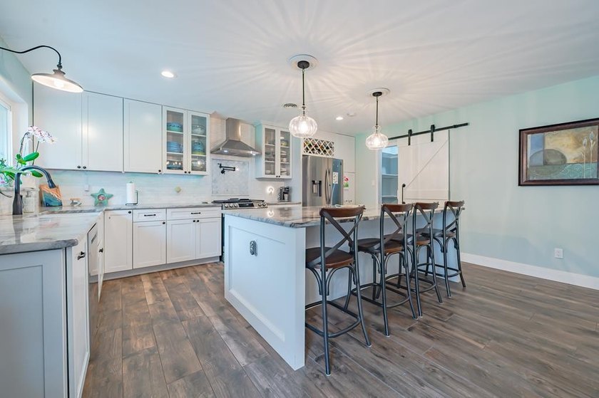 Welcome to this beautifully updated coastal rambler, where - photo 24