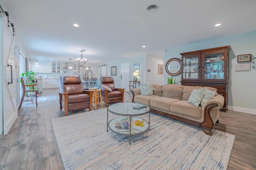 Welcome to this beautifully updated coastal rambler, where - photo 28