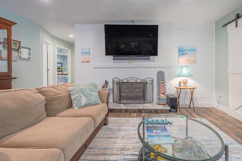 Welcome to this beautifully updated coastal rambler, where - photo 29