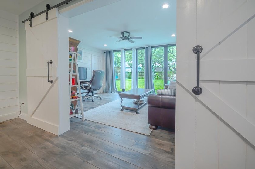 Welcome to this beautifully updated coastal rambler, where - photo 33