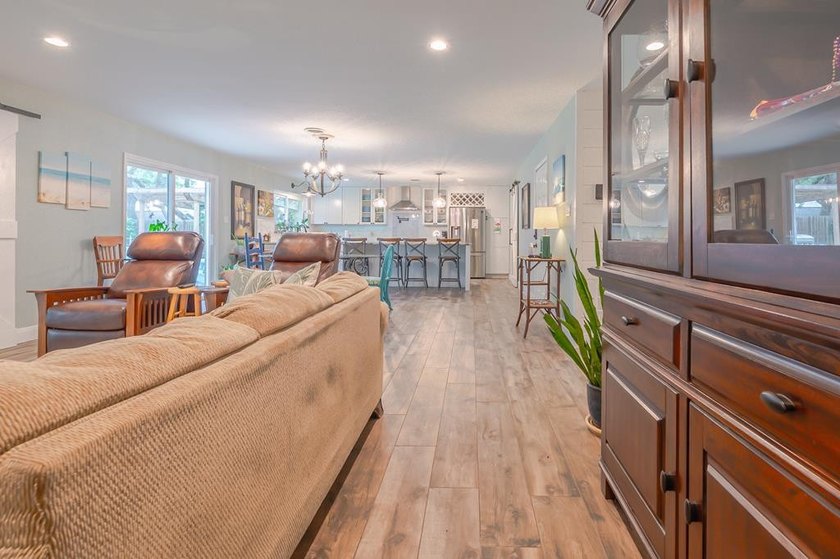 Welcome to this beautifully updated coastal rambler, where - photo 34