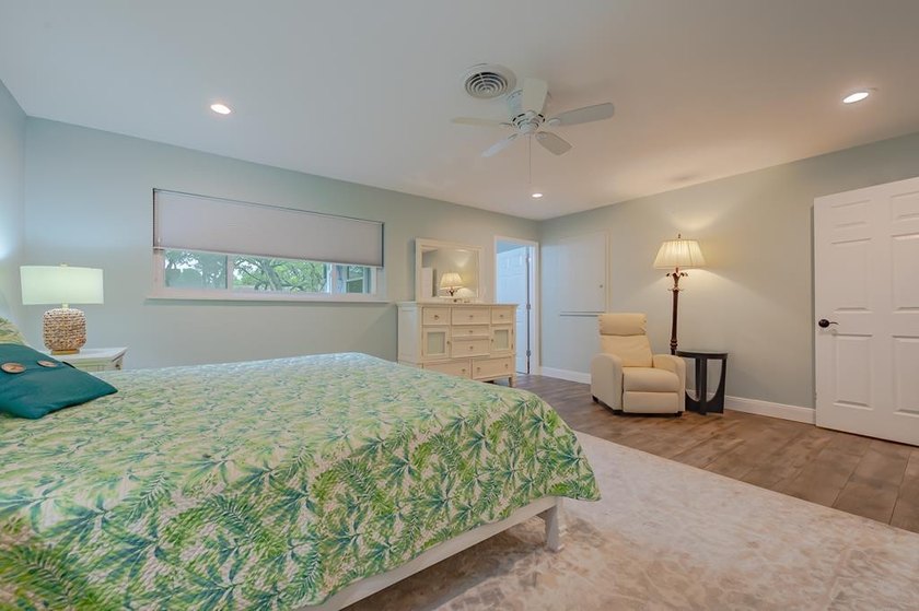 Welcome to this beautifully updated coastal rambler, where - photo 37