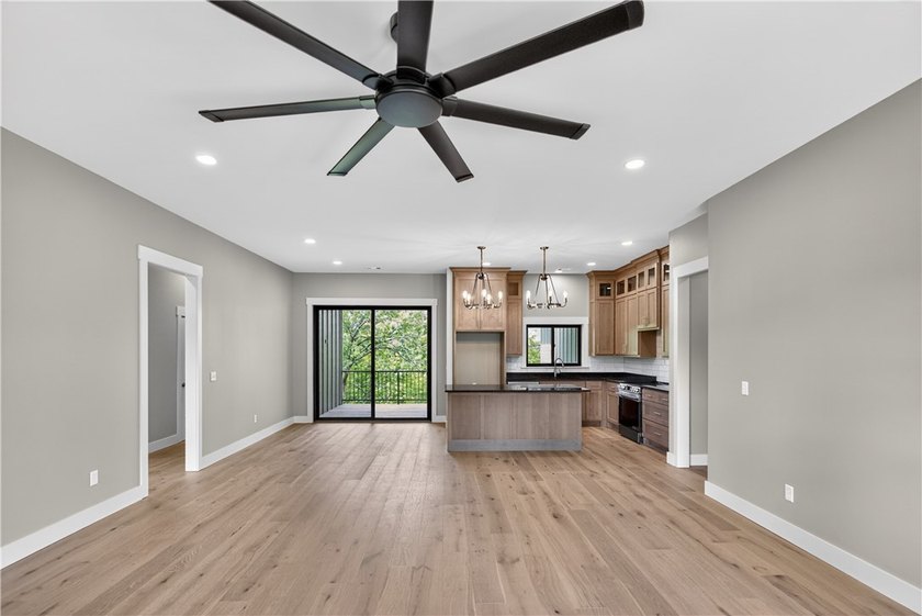 New gorgeous, custom home in Lost Bridge Village! Built in 2026 - photo 9