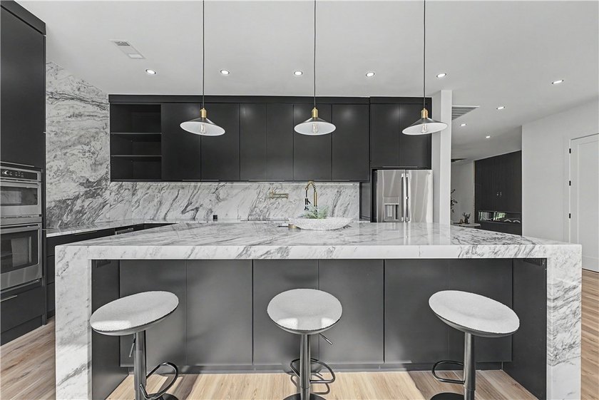 Welcome to 1 Taransay Drive, where contemporary design meets - photo 6