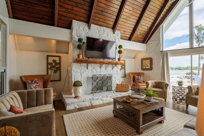 Just in time for summer-this stunning, fully renovated lakefront - photo 4