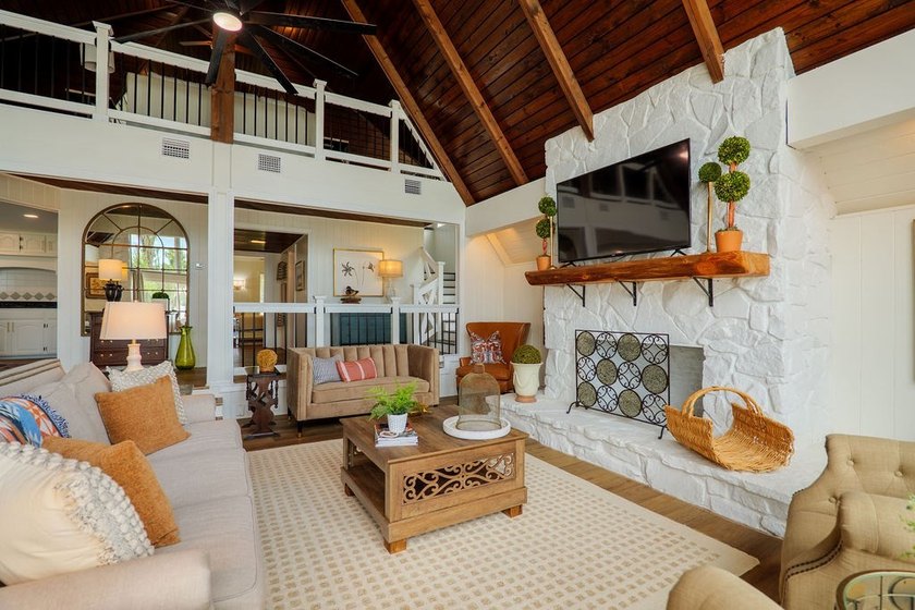 Just in time for summer-this stunning, fully renovated lakefront - photo 8