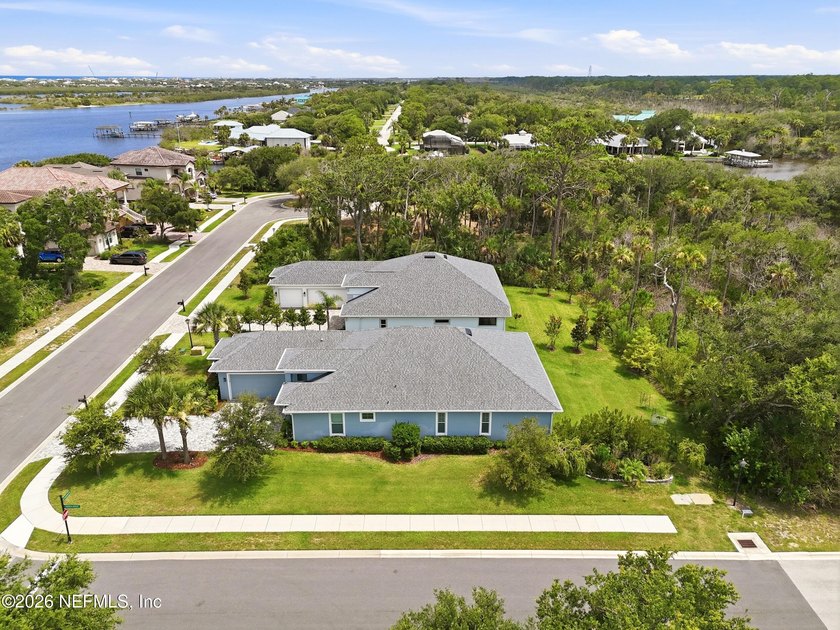 Luxury meets privacy in this beautifully appointed home on a - photo 3