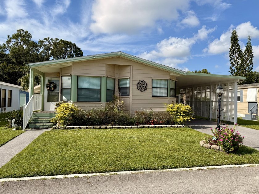 Welcome to this charming 2-bedroom, 2-bathroom manufactured home - photo 3