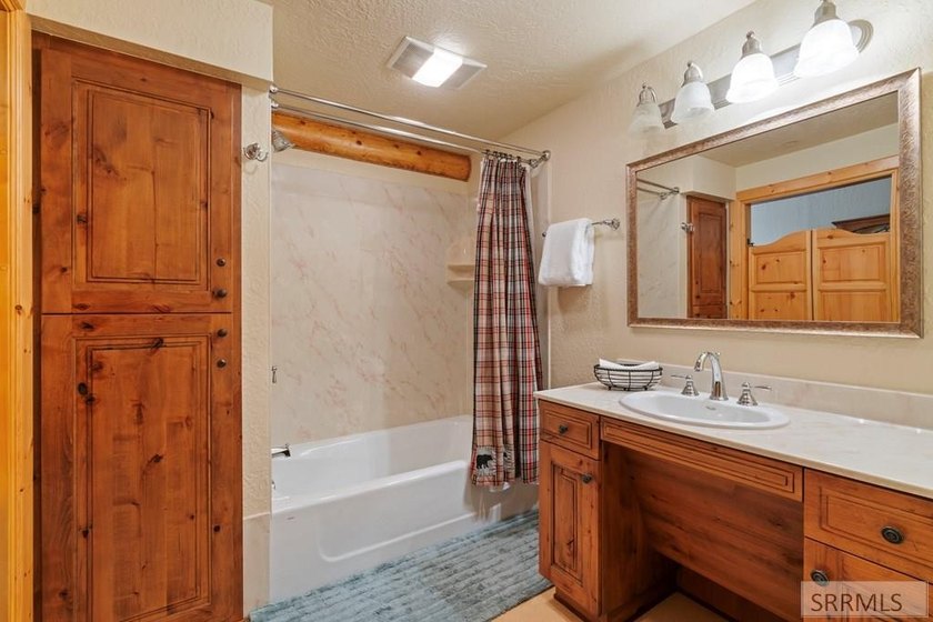 Set on 5 meticulously landscaped acres in breathtaking Swan - photo 21