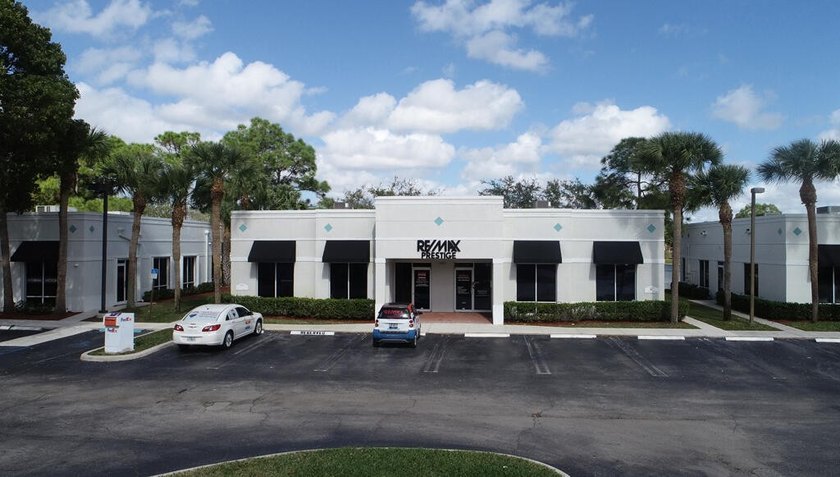 Great free standing office building in the heart of Royal Palm - photo 2