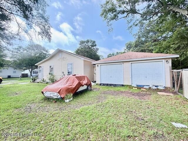 Fantastic 2BR/1BA Home Conveniently Located Across from - photo 3